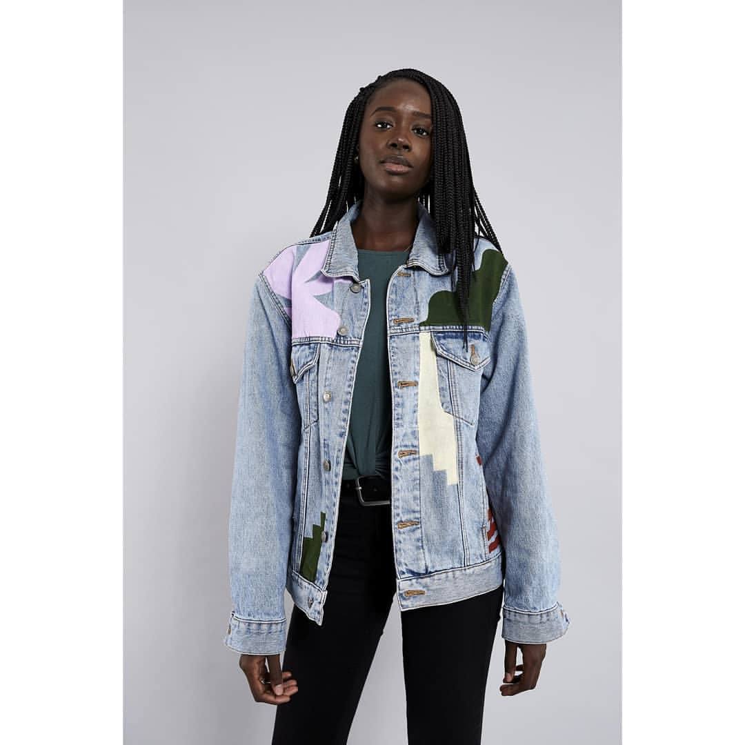 La vitoriana Amaia Arrazola ha participado junto a otros 19 artistas de prestigio internacional en el diseño de unas chaquetas únicas que sorteará la asociación de Vendedores Ambulantes de Barcelona. Estas son algunas de las creaciones