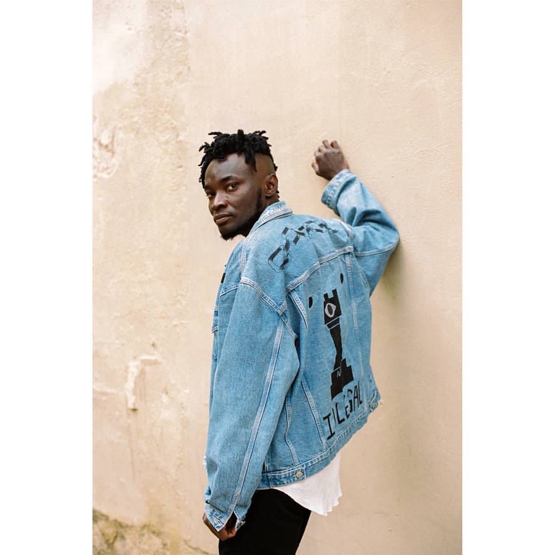 La vitoriana Amaia Arrazola ha participado junto a otros 19 artistas de prestigio internacional en el diseño de unas chaquetas únicas que sorteará la asociación de Vendedores Ambulantes de Barcelona. Estas son algunas de las creaciones