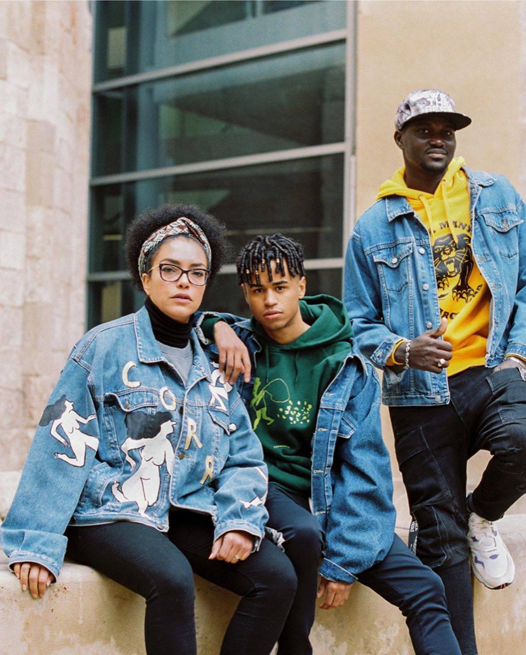 La vitoriana Amaia Arrazola ha participado junto a otros 19 artistas de prestigio internacional en el diseño de unas chaquetas únicas que sorteará la asociación de Vendedores Ambulantes de Barcelona. Estas son algunas de las creaciones