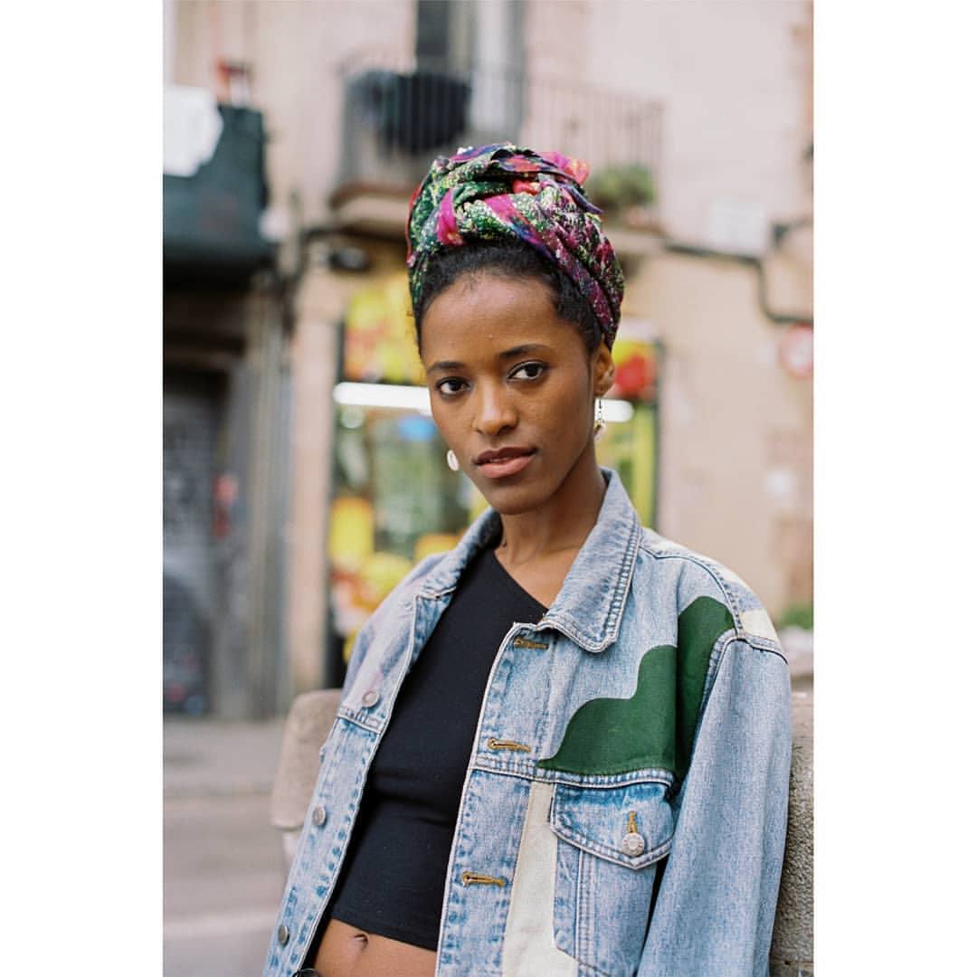 La vitoriana Amaia Arrazola ha participado junto a otros 19 artistas de prestigio internacional en el diseño de unas chaquetas únicas que sorteará la asociación de Vendedores Ambulantes de Barcelona. Estas son algunas de las creaciones