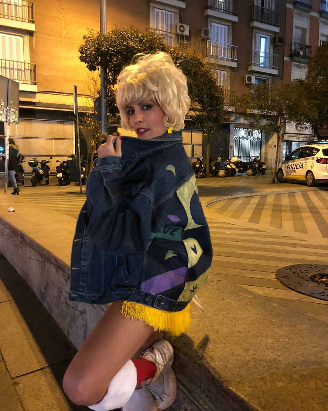 La vitoriana Amaia Arrazola ha participado junto a otros 19 artistas de prestigio internacional en el diseño de unas chaquetas únicas que sorteará la asociación de Vendedores Ambulantes de Barcelona. Estas son algunas de las creaciones