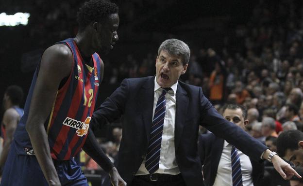 Perasovic se dirige a Diop en el encuentro disputado en la Fonteta. 