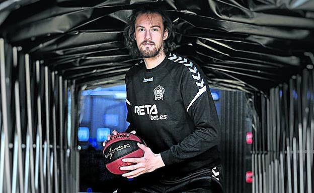 Ondrej Balvin posa en el túnel del Bilbao Arena antes del entrenamiento de ayer. 