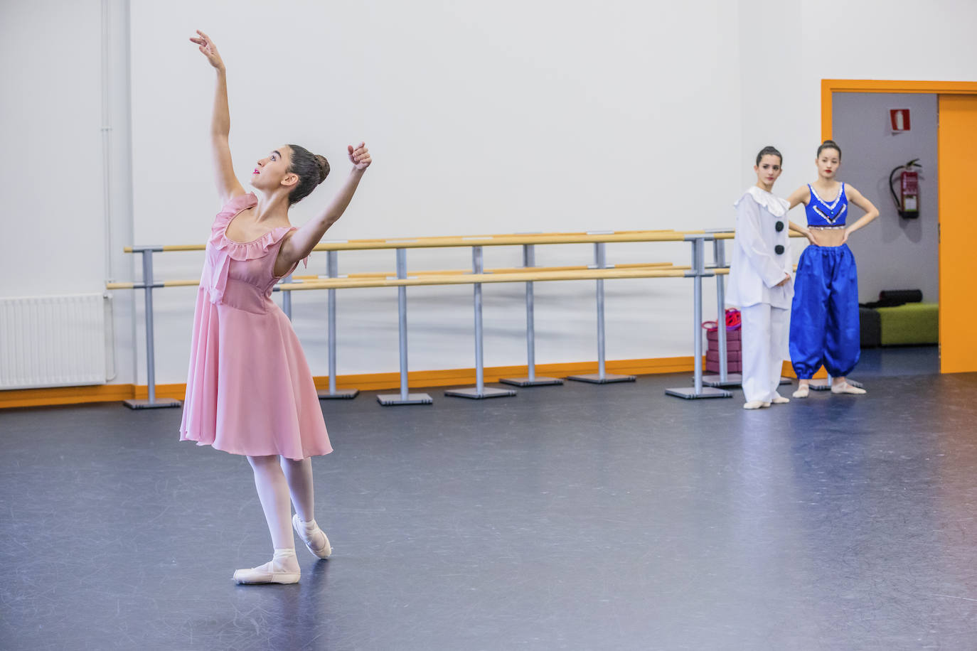 Fotos: Alumnos del conservatorio de danza ensayan &#039;El Cascanueces&#039; de la mano del Ballet de San Petersburgo