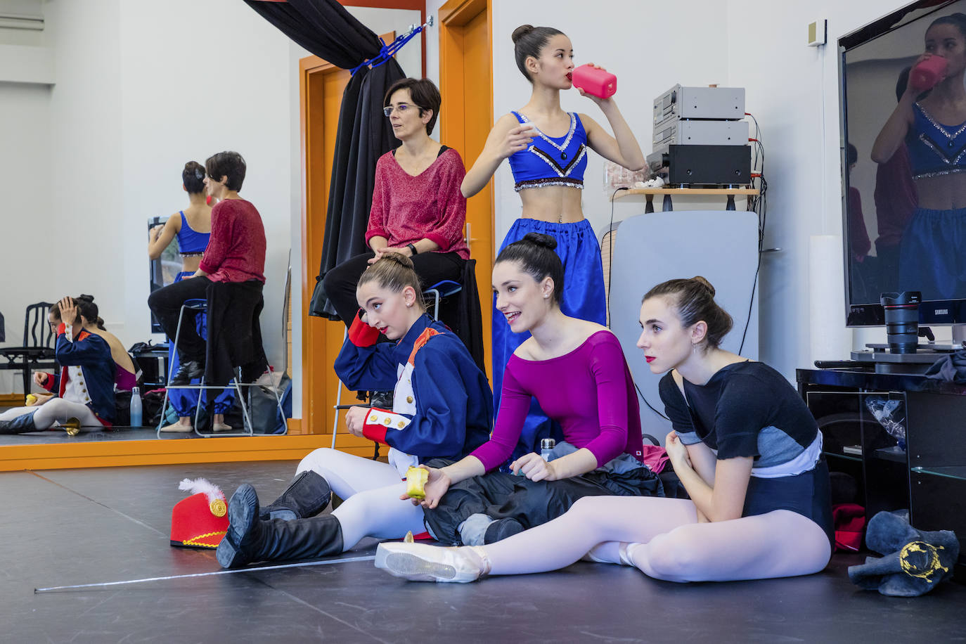 Fotos: Alumnos del conservatorio de danza ensayan &#039;El Cascanueces&#039; de la mano del Ballet de San Petersburgo