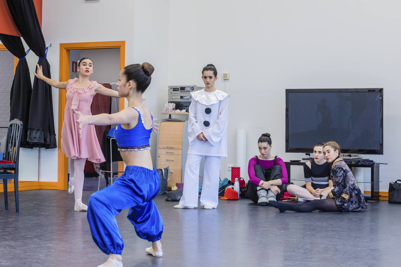 Fotos: Alumnos del conservatorio de danza ensayan &#039;El Cascanueces&#039; de la mano del Ballet de San Petersburgo