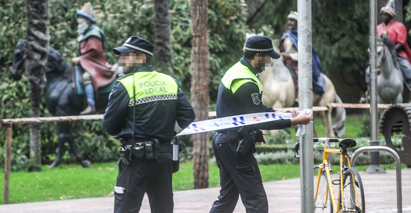 Agentes cierran el parque de La Florida. 