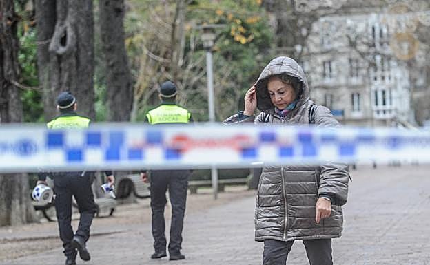 Imagen principal - Cerrados el parque de La Florida y la pista de hielo por el viento