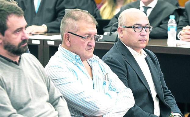 Koldo Ochandiano, Aitor Telleria y Alfredo De Miguel, en la Audiencia de Álava. 