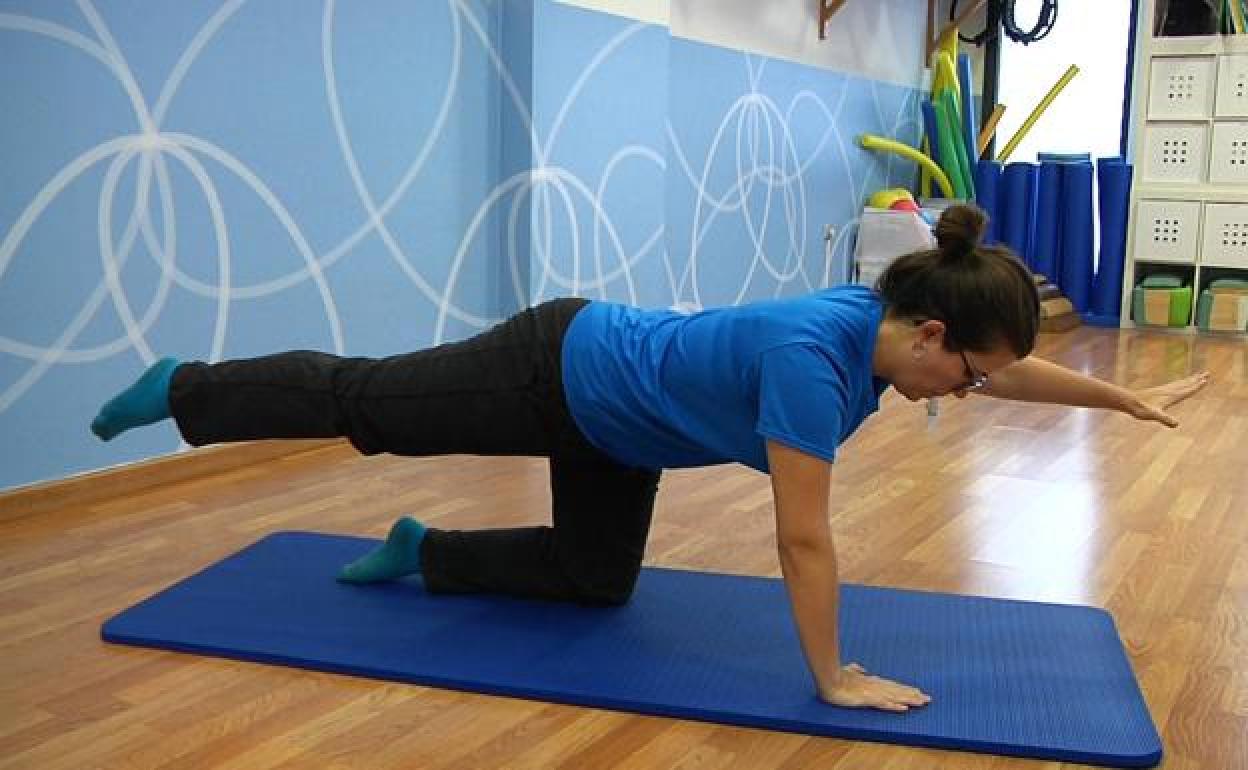 Marta Martínez realiza uno de los ejercicios. 