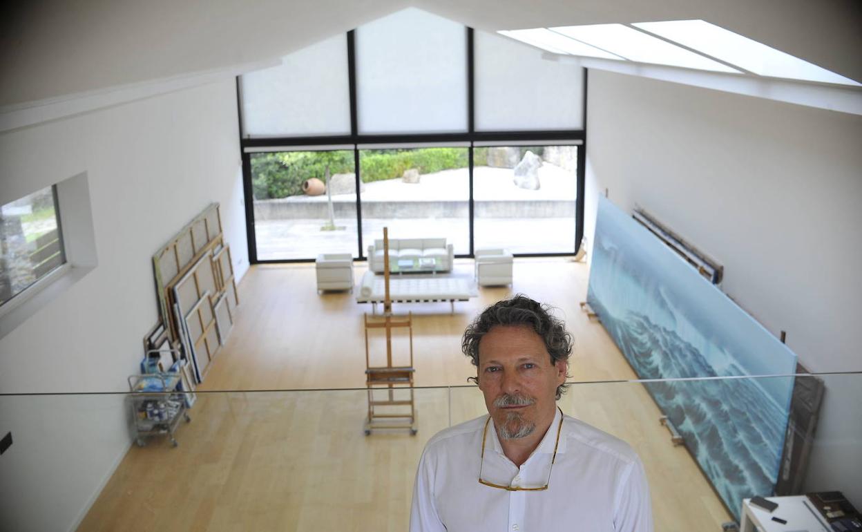 Jesus Mari Lazkano artistak Busturian duen estudioan. 
