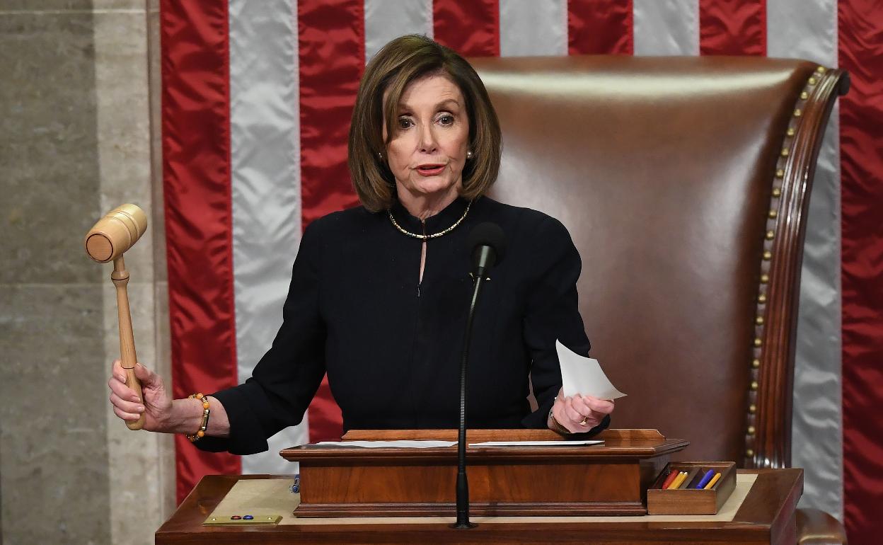 La presidenta de la Cámara baja de EE UU, Nancy Pelosi, durante la sesión. 
