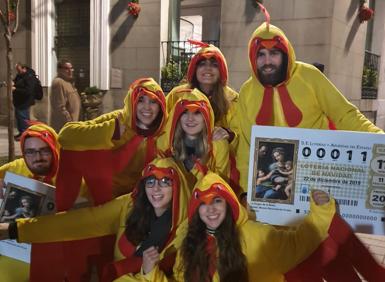 Imagen secundaria 1 - Más de 24 horas de cola para ser los primeros en el Teatro Real