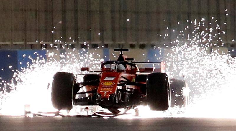 Sebastian Vettel rompe el fondo plano de su Ferrari en el Gran Premio de F1 de Bahréin en Sakhir, 31 de marzo de 2019.