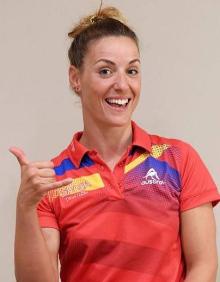 Imagen secundaria 2 - La madrileña atesora numerosos triunfos a nivel nacional e internacional. Arriba,  en la Copa del Mundo. Sobre estas líneas, con su handbike y mostrando su imborrable sonrisa. 