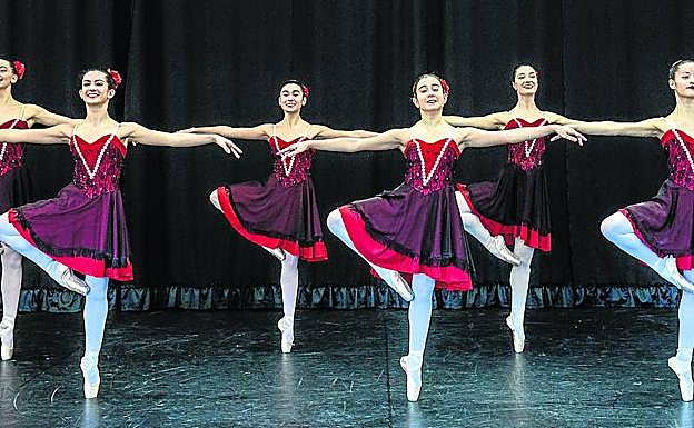 Los alumnos del Conservatorio de Danza José Uruñuela ensayan varias coreografías que ofrecerán esta noche en el Principal. 