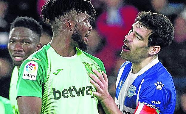Manu García charla con Thomas, del Atlético, durante el partido de Mendizorroza. 