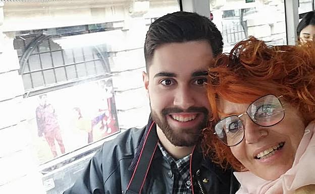 Víctor Parra y su madre, Isabel Guisado.