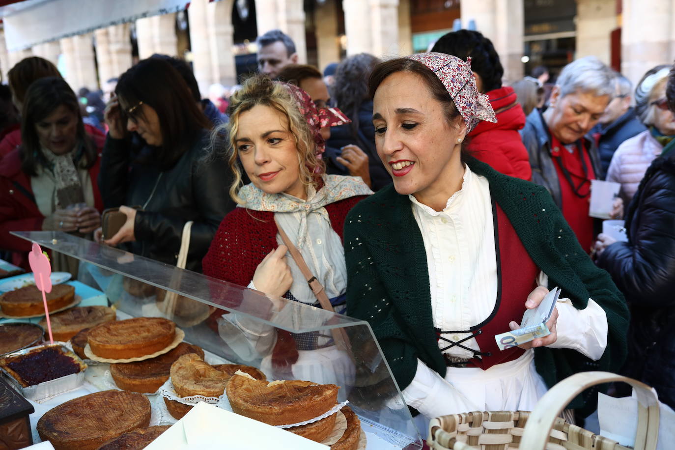 Dos mujeres compran el postre.