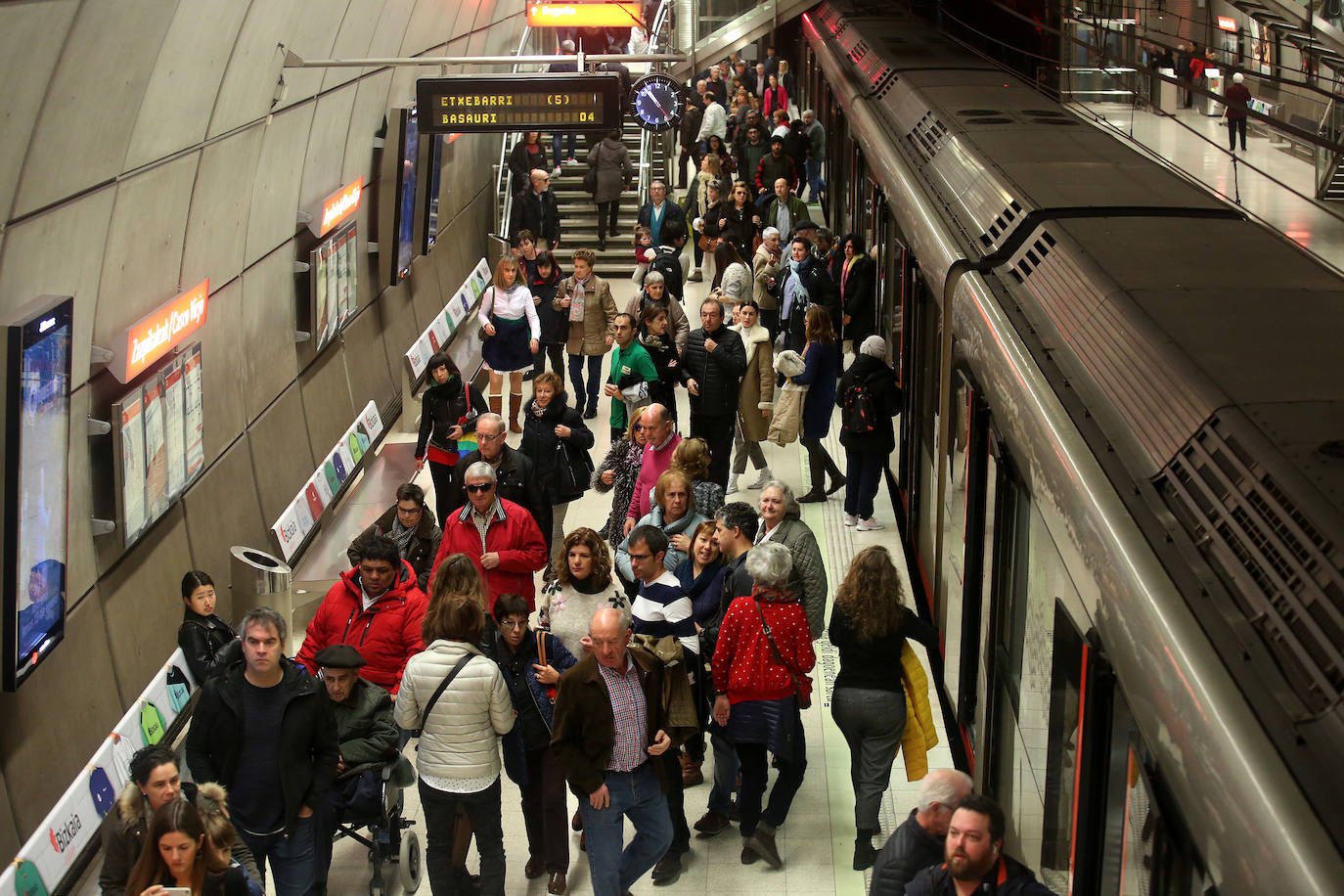 El metro, atestado de usuarios. 