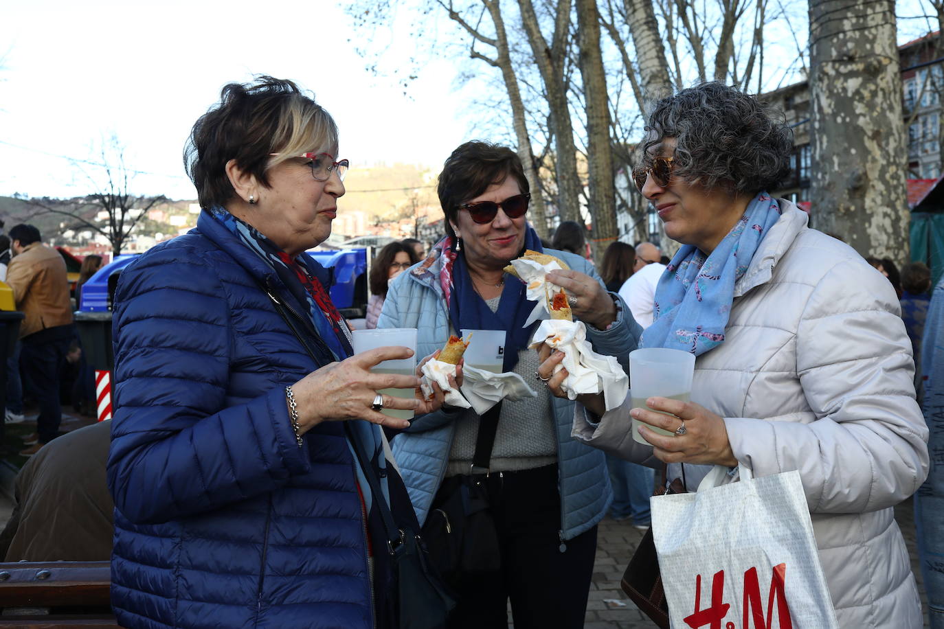 Tres amigas disfrutan del talo.