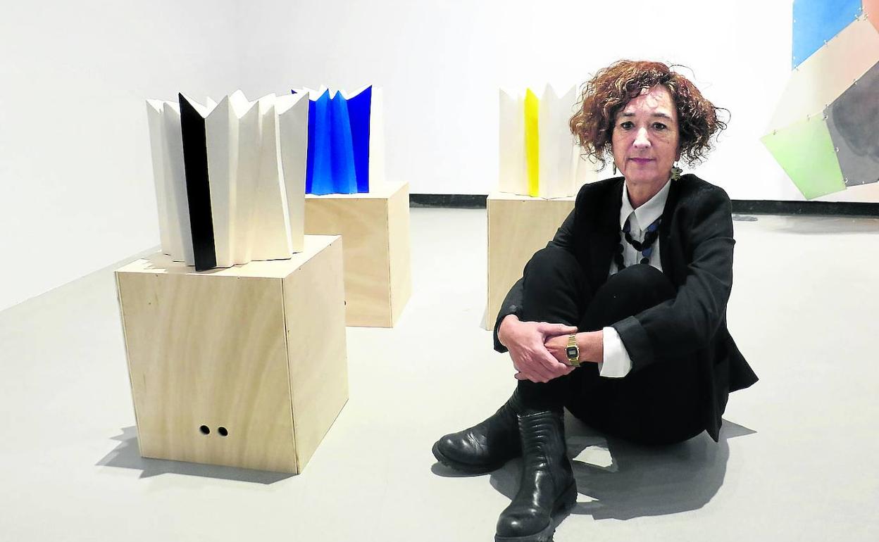 Elena Mendizabal artistaren 80ko eta 90eko hamarkadetako obra esanguratsuenak bildu dituzte Artiumeko erakusketan. 