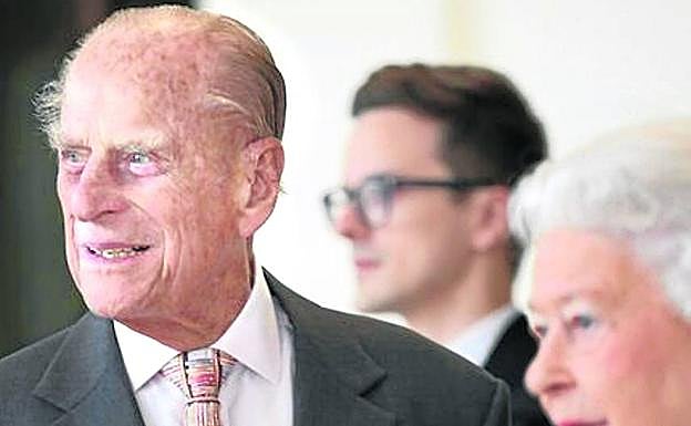 El duque de Edimburgo, junto a la reina Isabel II. Ambos han reducido su presencia pública. 