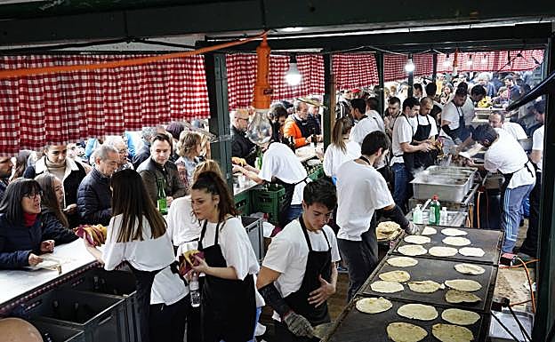 Un puesto de talos, a toda máquina en el mercado de Santo Tomás. 