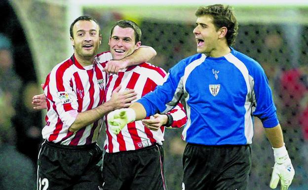 Lacruz y Orbaiz se abrazan tras ganar al Madrid, en presencia de Aranzubia.