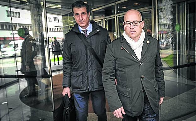 Alfredo de Miguel y su abogado, a la salida del juzgado el pasado viernes.