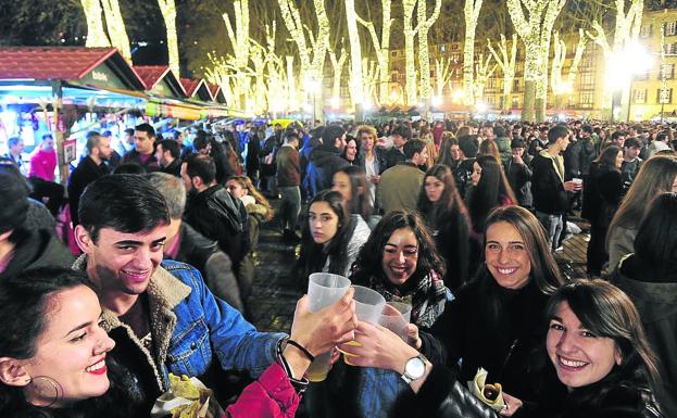 El mercado de Santo Tomás alargó ayer la fiesta en un Arenal iluminado con adornos navideños y preparado al público hasta las dos de la madrugada al caer la cita en sábado.