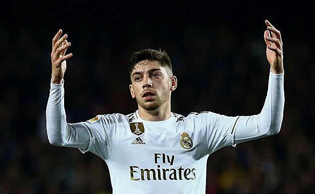 El centrocampista uruguayo del Real Madrid, Fede Valverde, gesticula en el partido ante el Barcelona,