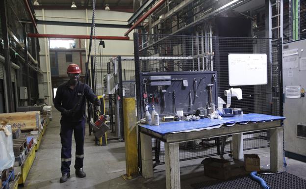 Trabajadores en la planta de Fundicion Garbi, Abadiño