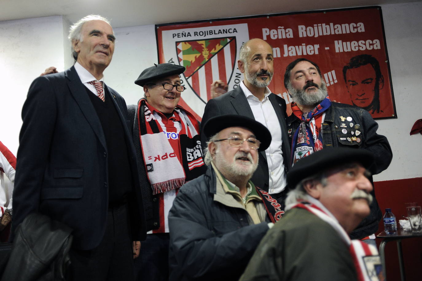 El Presidente Aitor Elizegi visita a los integrantes de la peña Don Javier en Huesca.