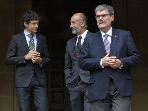 Unai Rementeria (Diputado general), Aitor Elizegi (Presidente del Athletic) y Juan Mari Aburto (Alcalde de Bilbao) en Ibaigane.