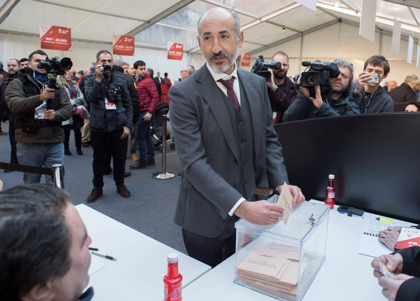 El candidato Elizegi vota al comienzo de la jornada electoral.