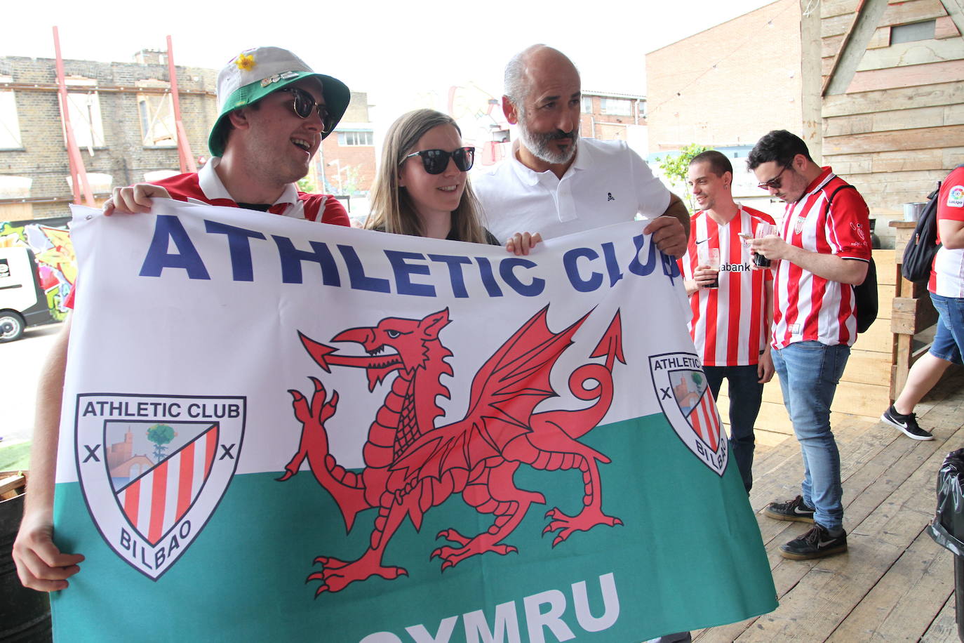 Elizegi saluda a aficionados instantes antes del partido frente al West Ham.