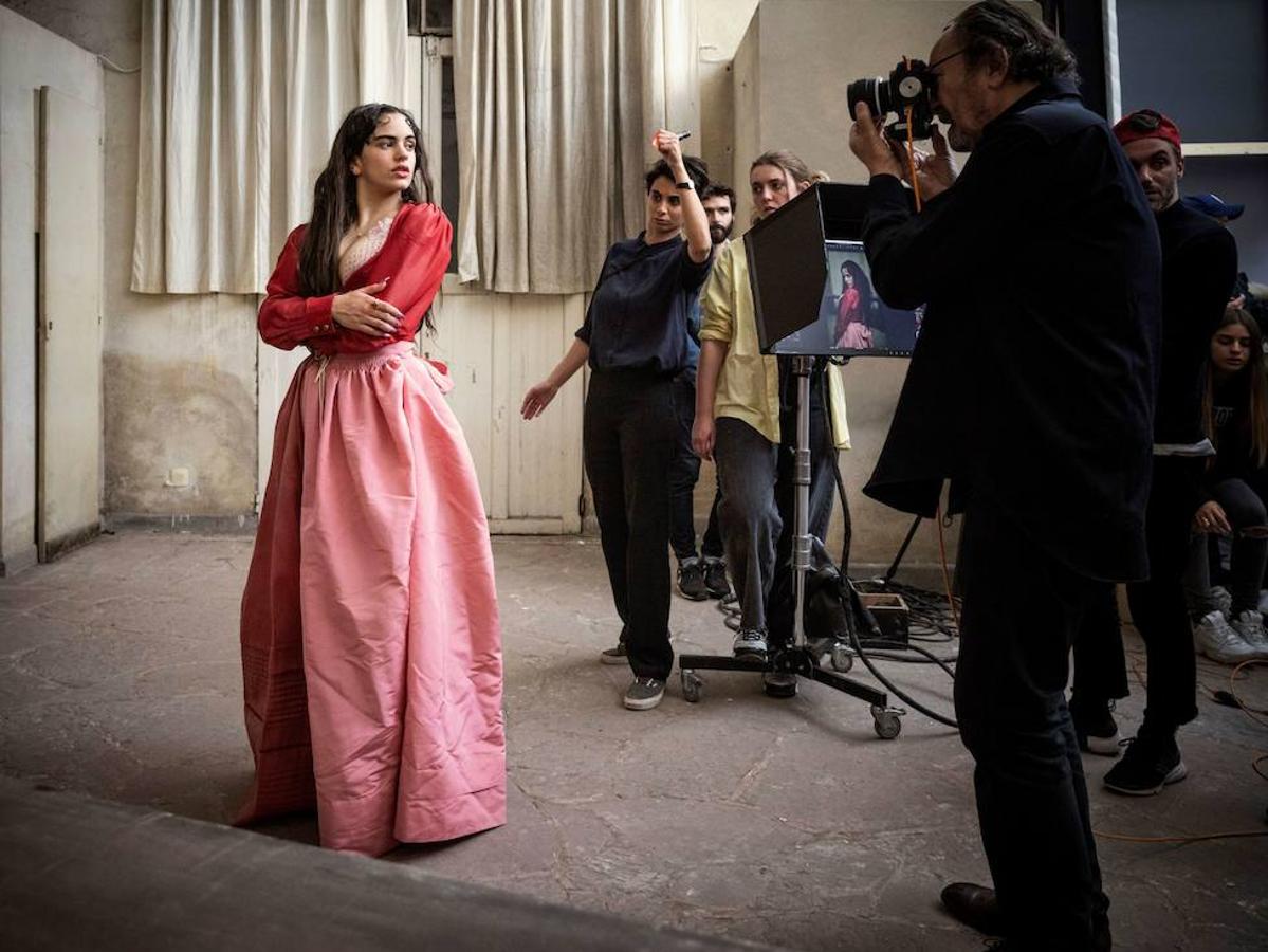 Posando para Paolo Roversi, fotógrado encargado del calendario Pirelli 2020. 