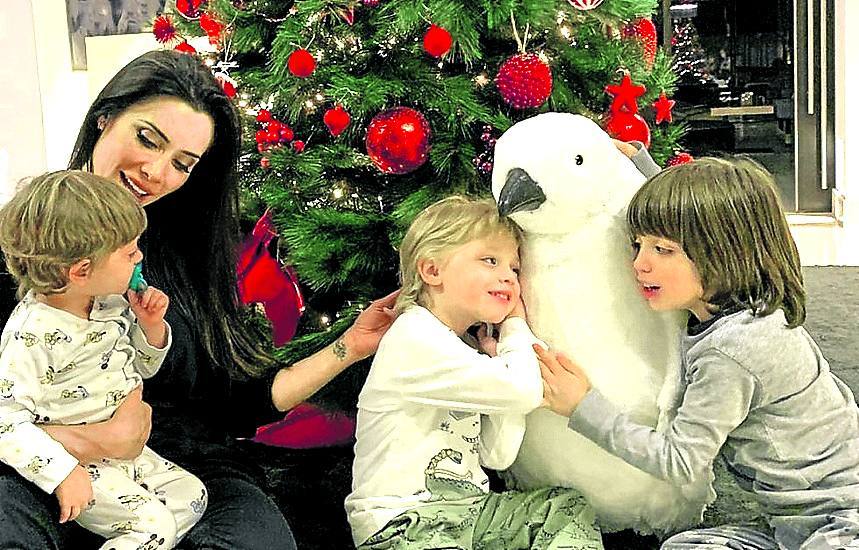 Pilar Rubio, junto a sus tres hijos, Sergio, Marco y Alejandro.