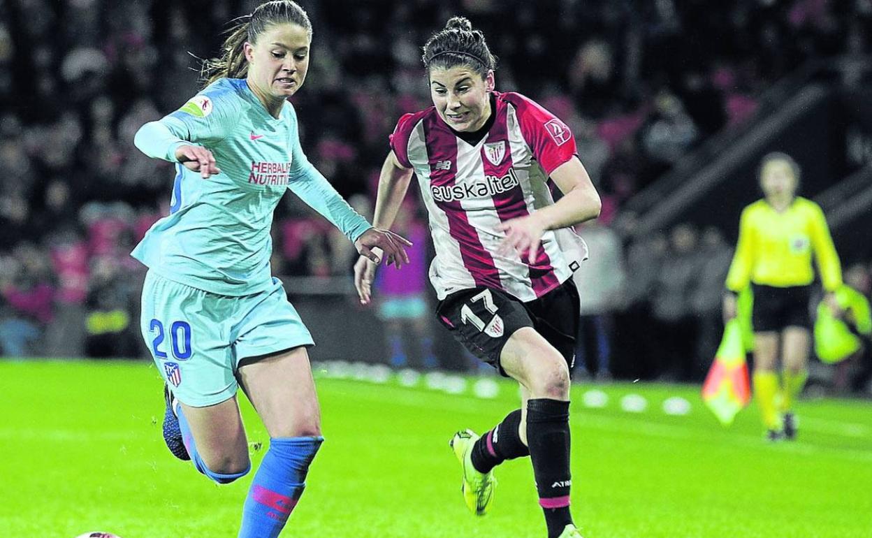 Lucía García trata de marcharse de una jugadora del Atlético. 