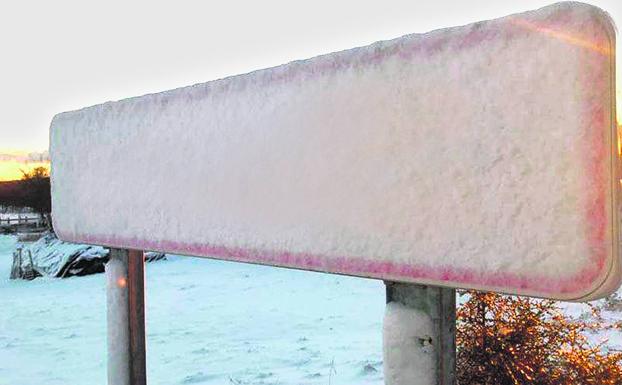 Esta señal podría ser la de cualquiera de los pueblos que tienen el frío metido en su nombre, desde Yelo a Rascafría o Nevada. 