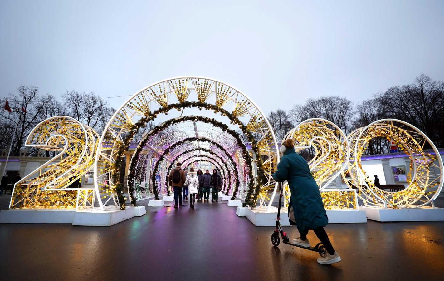 Vista de una calle decorada con motivos navideños y con los números 2020 en el parque Sokolniki de Moscú 