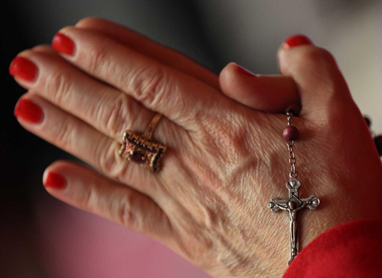 Una mujer reza durante la misa de Navidad en Abu Dabi, Emiratos Árabes Unidos