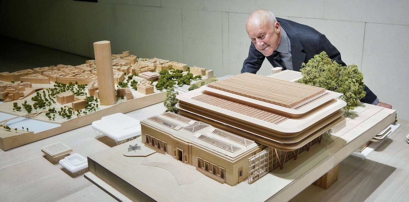 Norman Foster ampliará el Museo de Bellas Artes. El arquitecto británico y el vasco Luis María Uriarte acometerán finalmente la ampliación del Museo de Bellas Artes de Bilbao. Su proyecto contempla su extensión hacia la plaza Euskadi, eliminando la mitad de ella. Supondrá una inversión de 18,65 millones de euros, que se elevarán a 22 millones con la inclusión del nuevo edificio auxiliar anexo de 2.000 metros cuadrados. En total, se ganan 3.000 metros de espacio adicional. ¿Plazos? Finales de 2022.