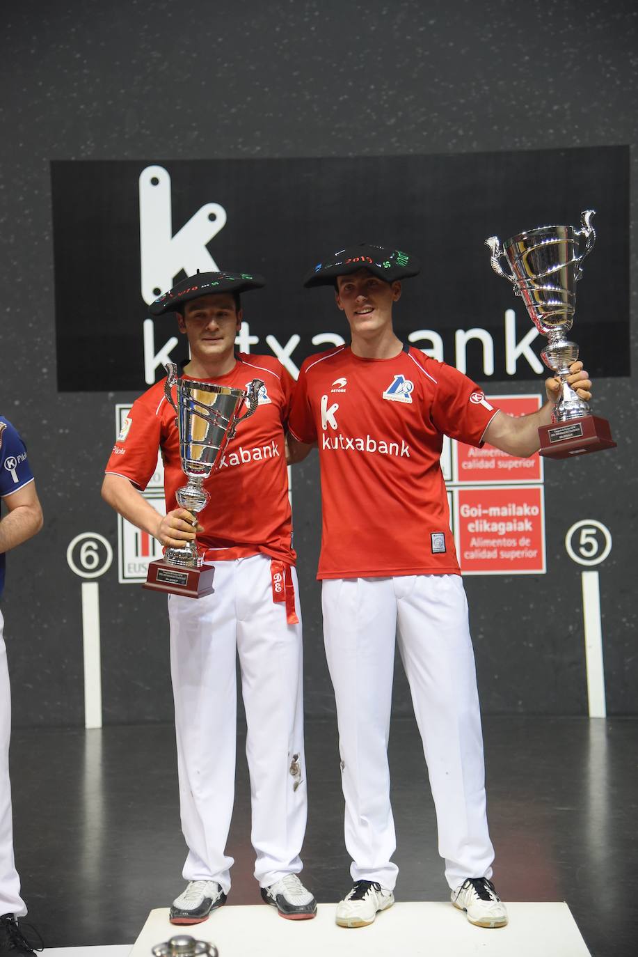 Un campeón vizcaíno. Elezkano II y Rezusta rompieron los pronósticos y se llevaron el Parejas frente a Irribarria y Zabaleta. El pelotari de Zaratamo culminó de este modo un gran torneo y el sueño que perseguía como profesional.