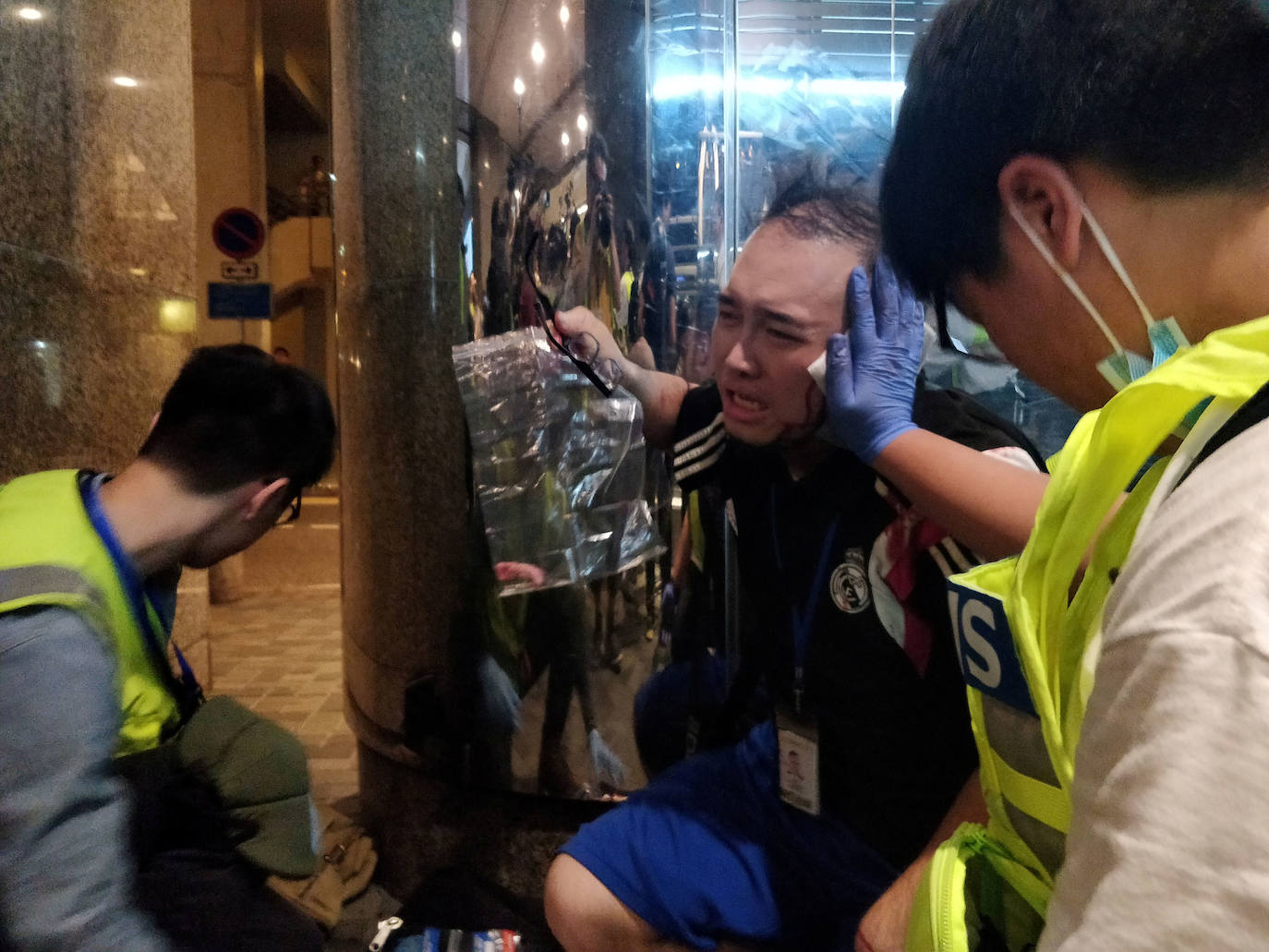 Hong Kong | Andrew Chiu Ka Yin, concejal de distrito de Taikoo Shing West, atendido tras resultar herido en un ataque con cuchillo en un centro comercial en Taikoo Shing , 3 de noviembre de 2019.