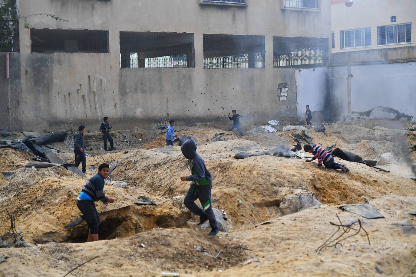 Palestina | Unos niños juegan a "árabes y judíos" fuera de una escuela en Gaza, 20 de febrero de 2019.