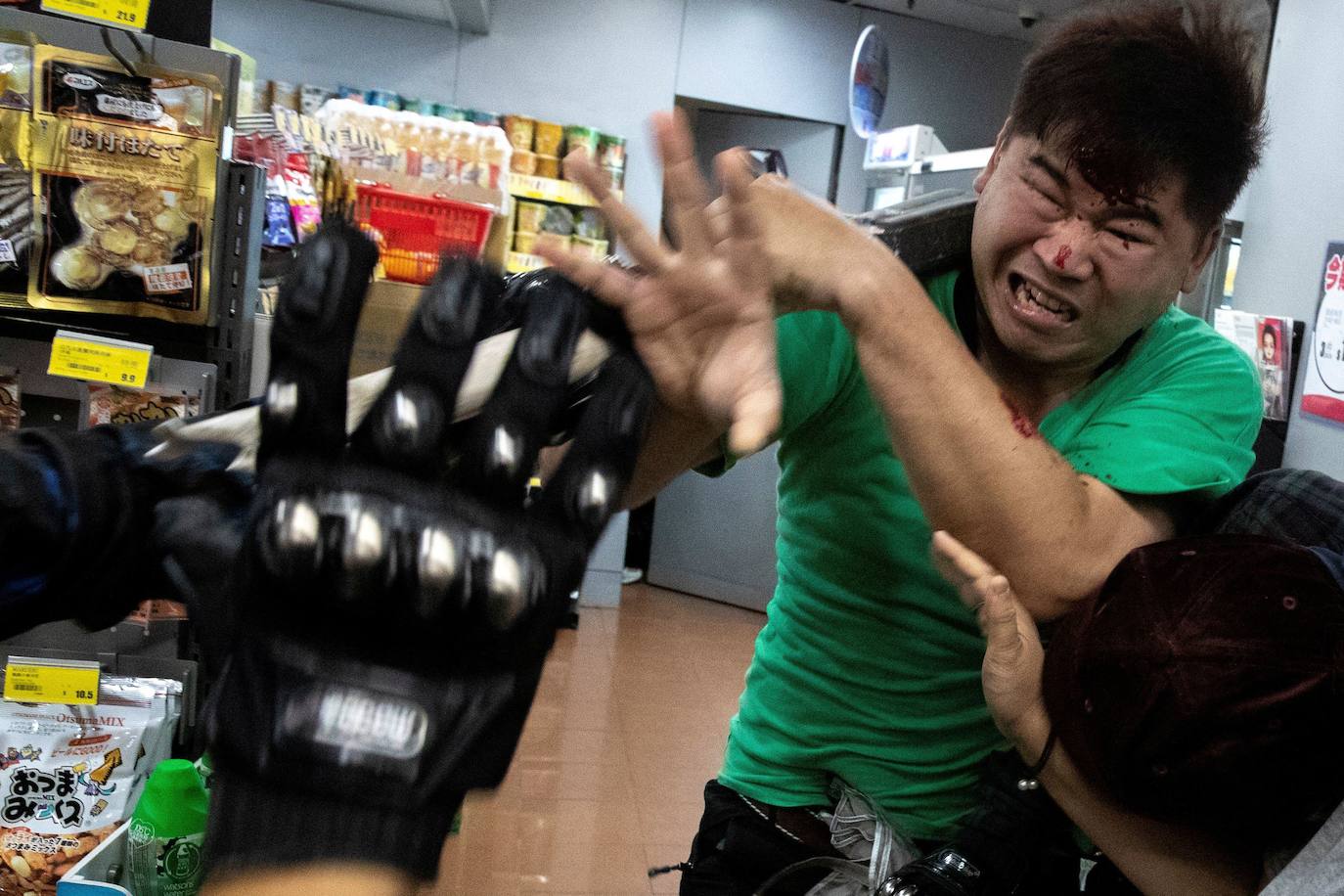 Hong Kong | Un hombre golpeado por un manifestante durante una protesta.