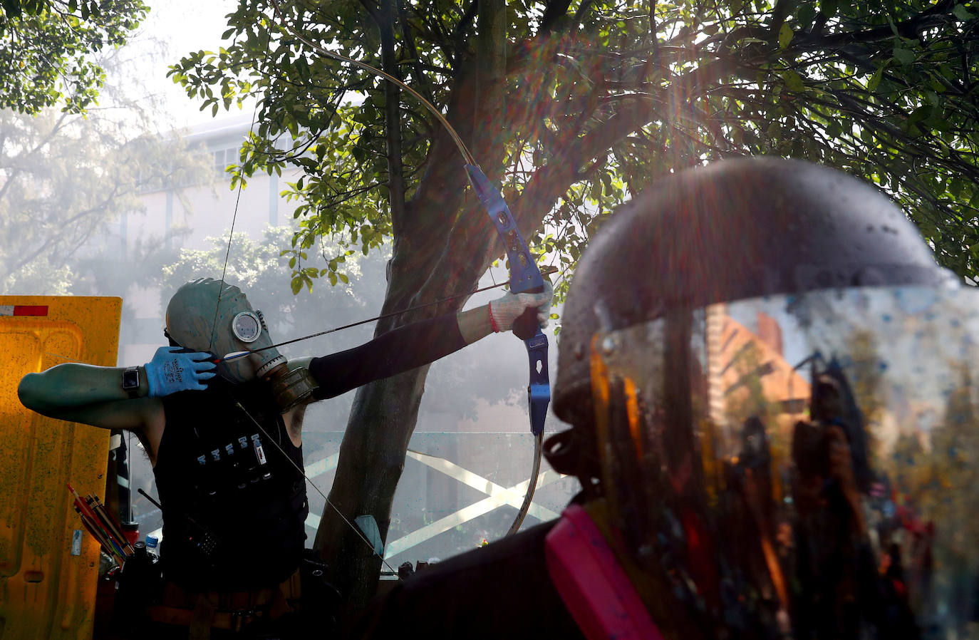 Hong Kong | Un manifestante sostiene un arco y una flecha durante los enfrentamientos con la policía fuera de la Universidad Politécnica de Hong Kong, 17 de noviembre de 2019. 