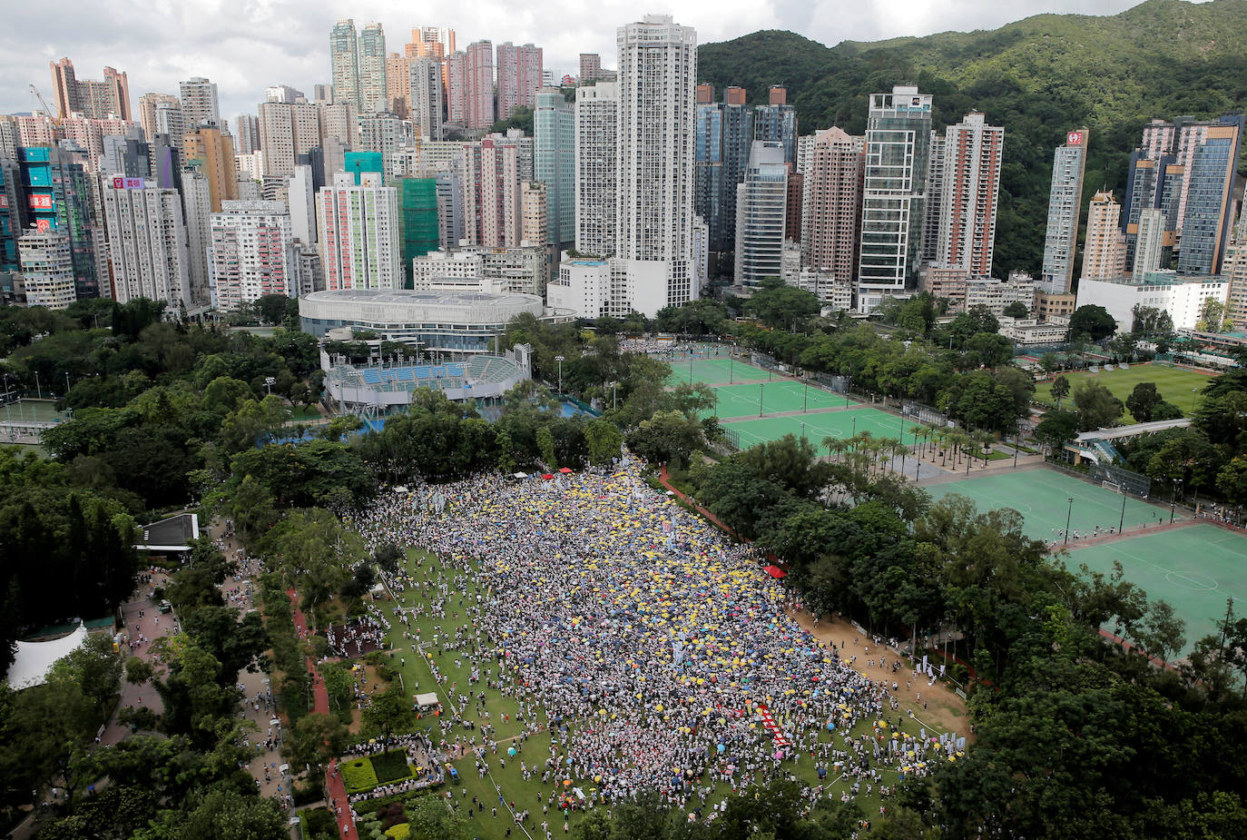 Hong Kong | Los manifestantes sostienen sombrillas amarillas, el símbolo del movimiento Occupy Central, durante una protesta p, el 9 de junio de 2019.